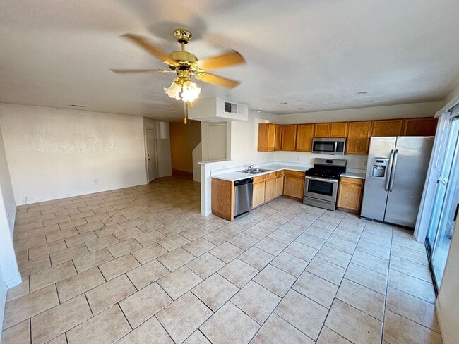 Building Photo - Beautiful 3Bed/3Bath Townhome w/ Garage lo...