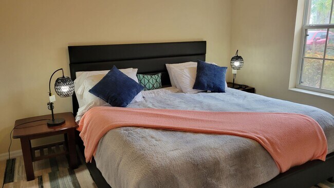 Building Photo - Annual UNfurnished 2/2 ground floor condo in water front boating community