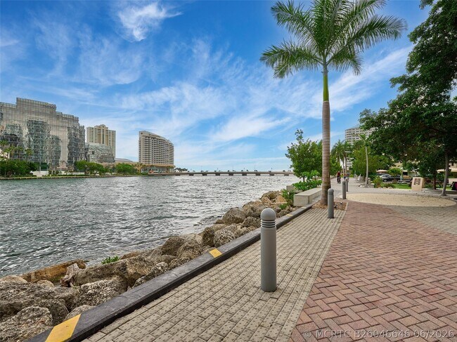 Building Photo - 495 Brickell Ave