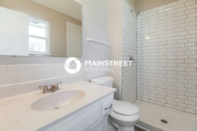 Building Photo - 3 Bedroom Pet-Friendly Home in Lees Summit, MO with Main Street Renewal