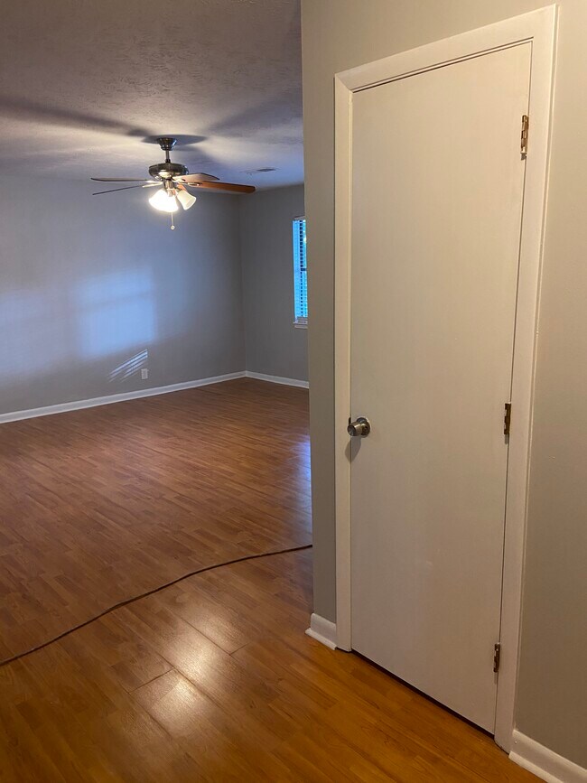 Building Photo - 11 Oak St