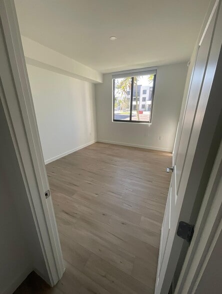 Building Photo - 655 W 73rd Pl