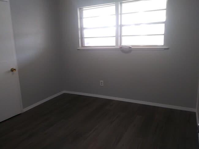 Building Photo - Close to Medical District!!