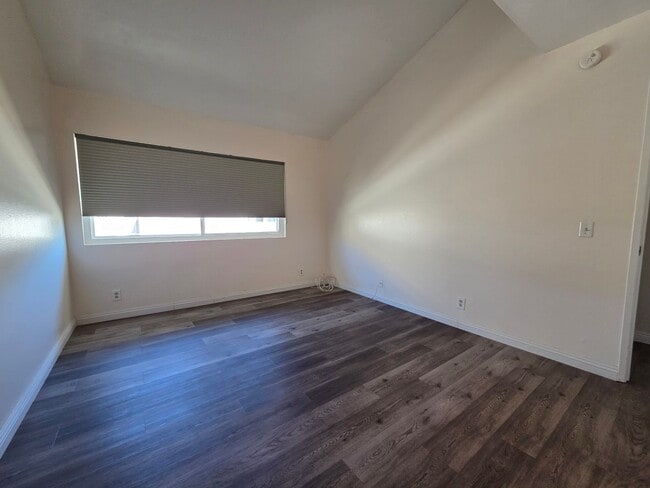 Building Photo - 3 Bedroom 2.5 Bath Town House