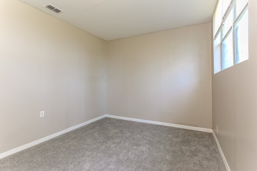 Building Photo - 7244 Rhode Island Dr E