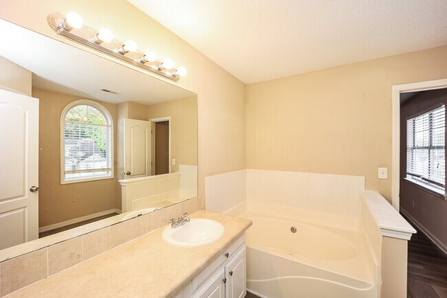 Building Photo - 255 Summer Hill Cir