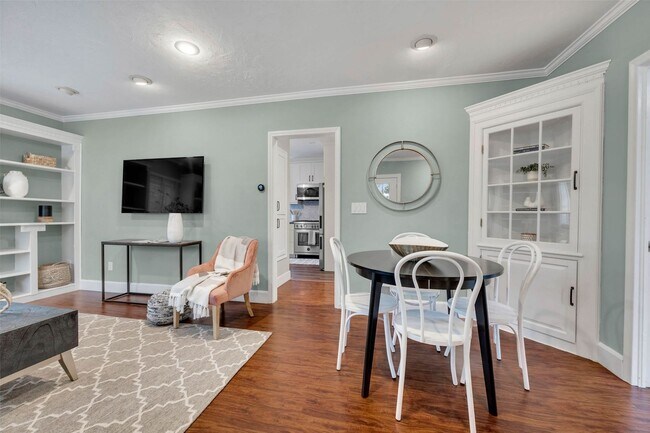 Building Photo - Stunning Single Family Home In Excellent L...