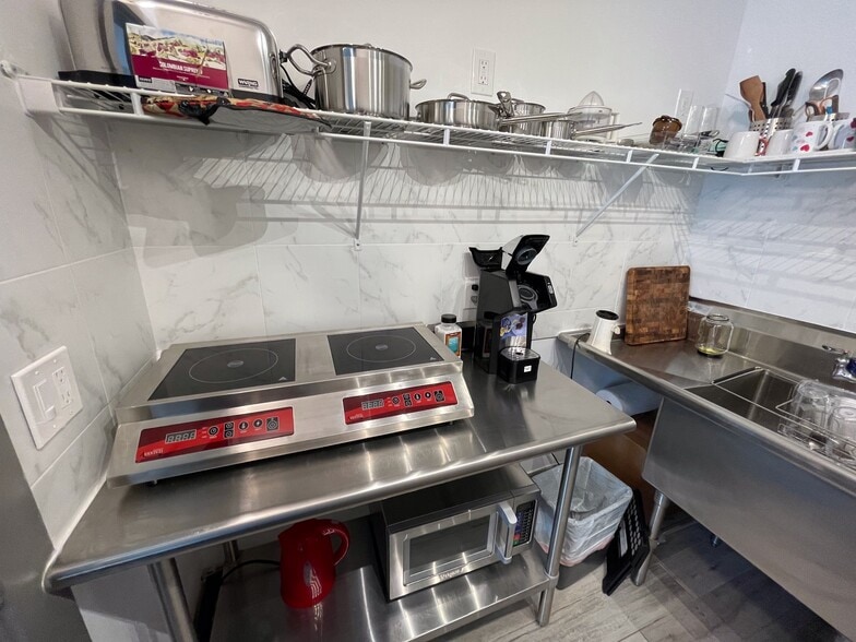 Building Photo - 2116 NE 8th Pl