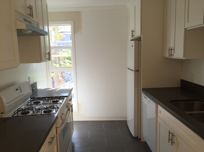 Building Photo - 3400 Club Dr