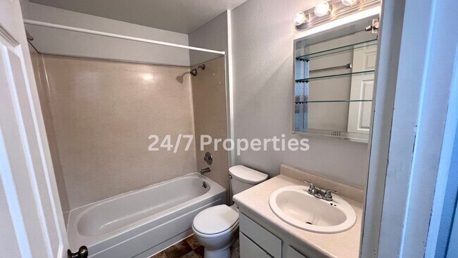 Building Photo - Upper Level 2 BD | 1 BA Apartment w/ Willa...