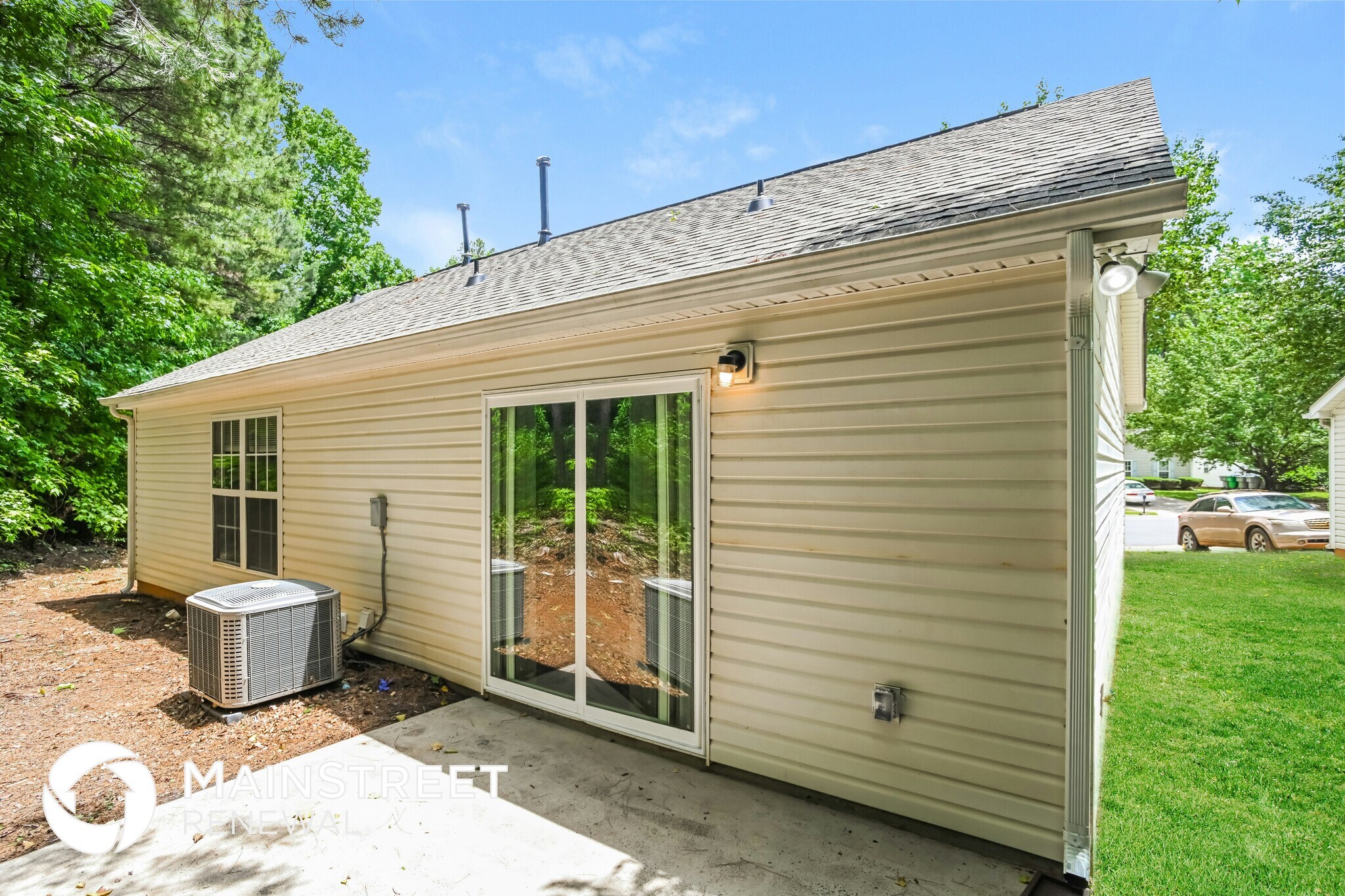 Building Photo - 5945 Hamilton Oaks Dr