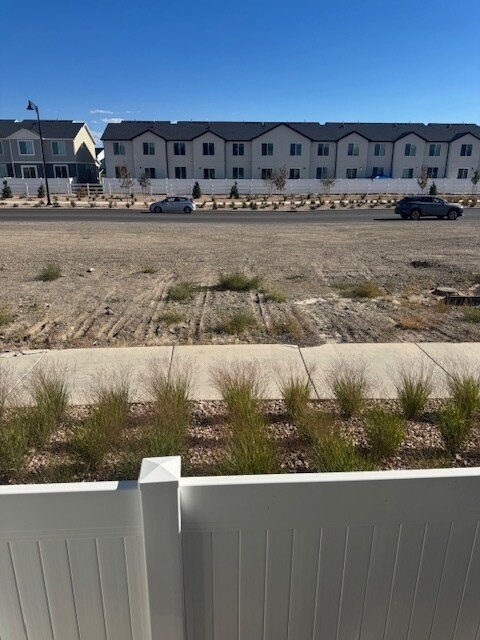 Building Photo - 877 E Oakum Ln