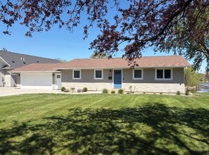 Building Photo - 3204 Crestwood Dr NE