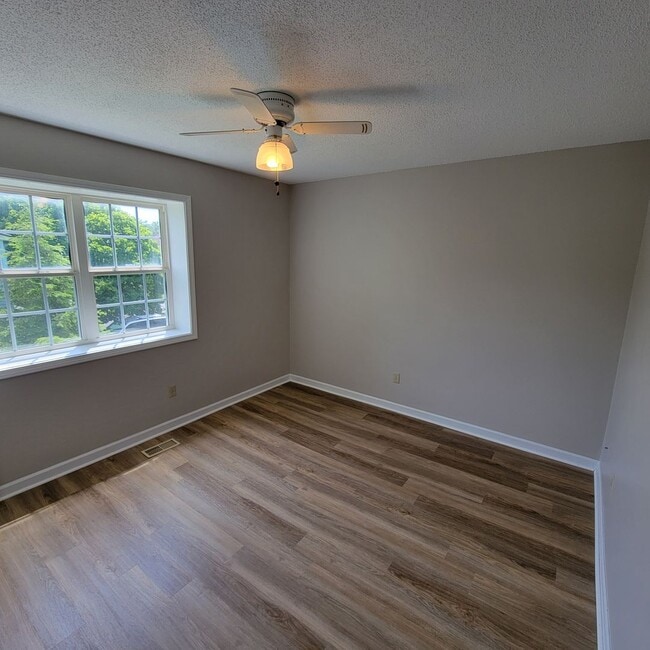 Building Photo - 2/1.5 Townhome-Cookeville City- End Unit