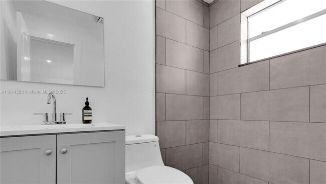 Building Photo - 2 bedroom in Hallandale FL 33009