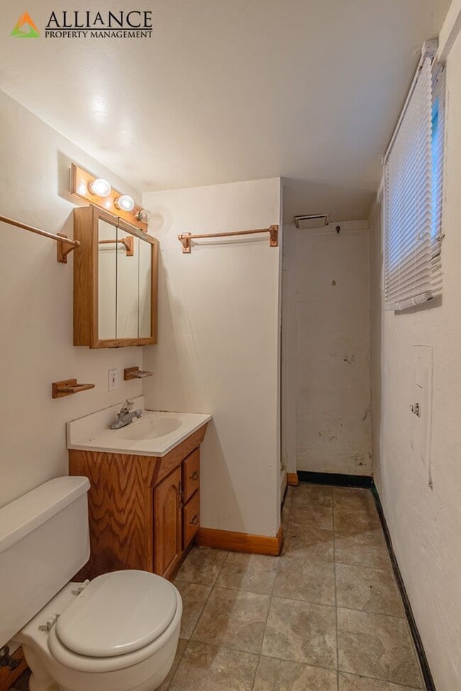 Building Photo - Perfect Location!