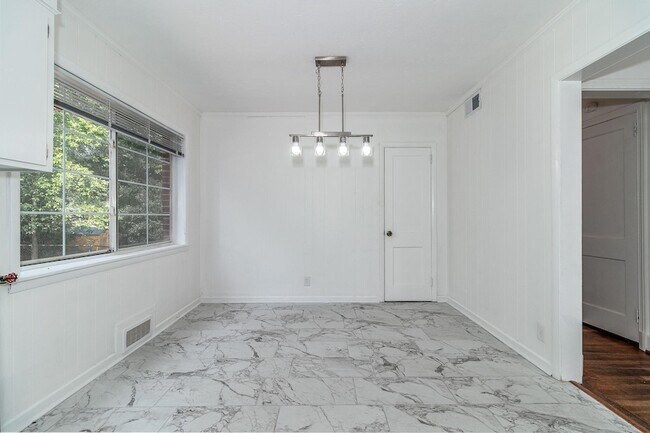 Building Photo - 2113 Cresswell Dr