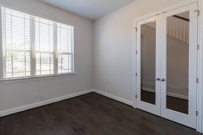 Building Photo - Stunning two story 4 bedroom with den and media/ game area in Pflugerville!
