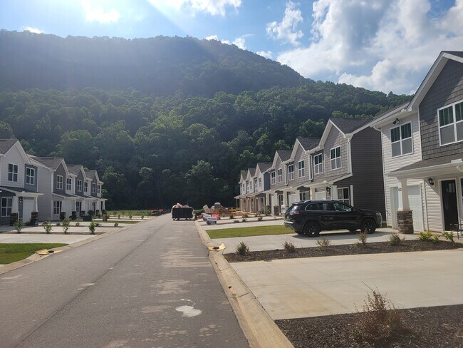 Building Photo - 110 Clear Creek Ln