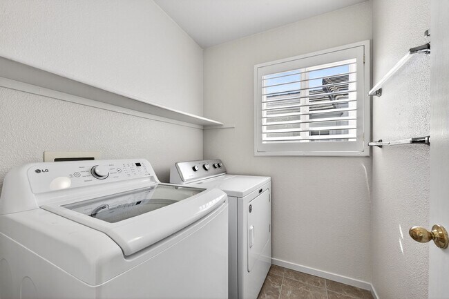 Building Photo - Renovated Court Location Beauty – Spacious 4BD Home Near Pleasant Hill!