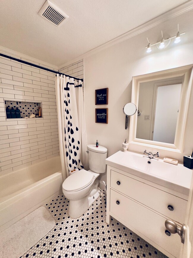 Guest Full Bathroom - 216 Plantation Dr