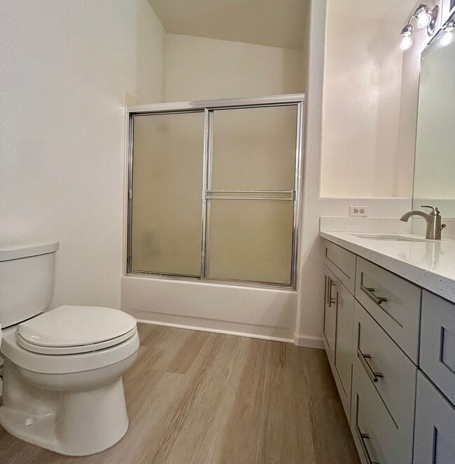 Building Photo - Beautiful & Spacious 5-Bedroom, 4-Bath Sin...