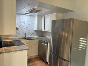 Building Photo - 425 S Oak St