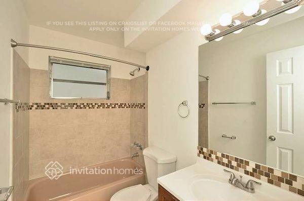 Building Photo - 11450 NW 35th Pl