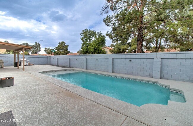 Building Photo - 372 W Larona Ln