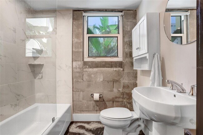 Building Photo - "Chic Urban Living: Spacious 2-Bed, 2-Bath...