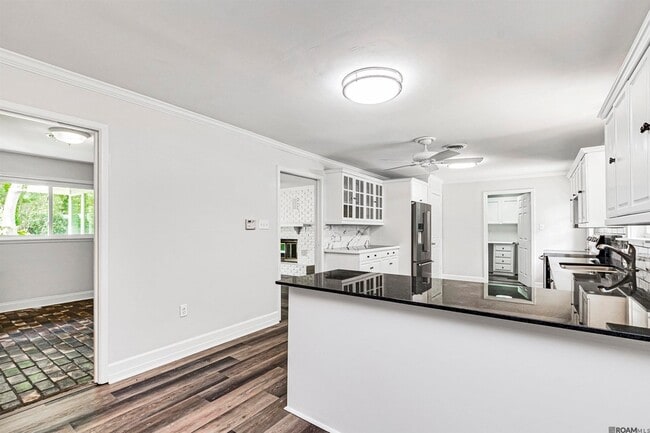 Building Photo - 8245 Rainbow Dr