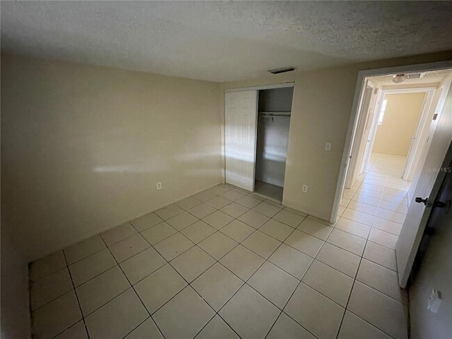 Building Photo - 4128-4126 Shoreline Dr