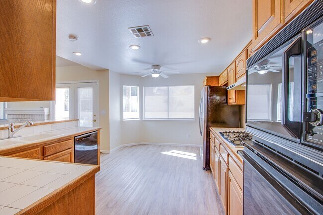 Building Photo - Beautiful 3Bed/3Bath cul-de-sac home located  in The Lakes Community with a sparkling pool and spa!