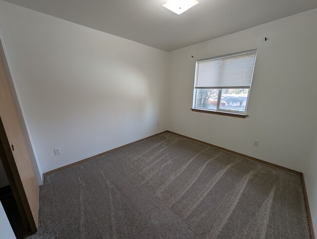 Building Photo - Centrally Located 3 Bedroom Triplex Unit Avail. for Rent - W/S/G paid with rent