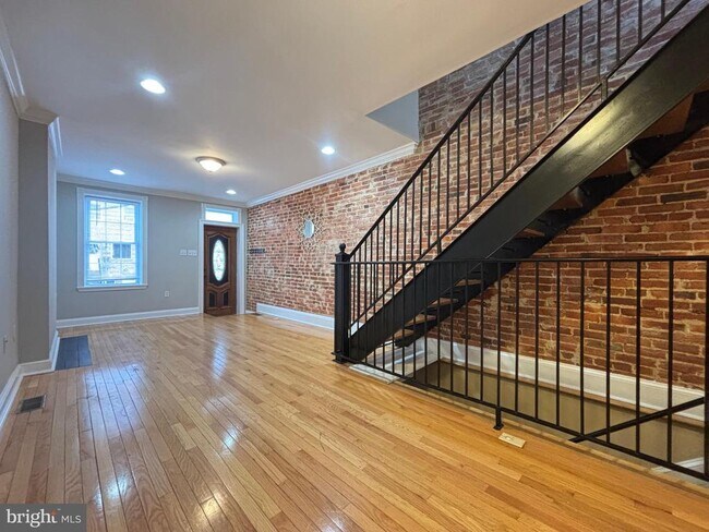 Building Photo - 1122 W Hamburg St