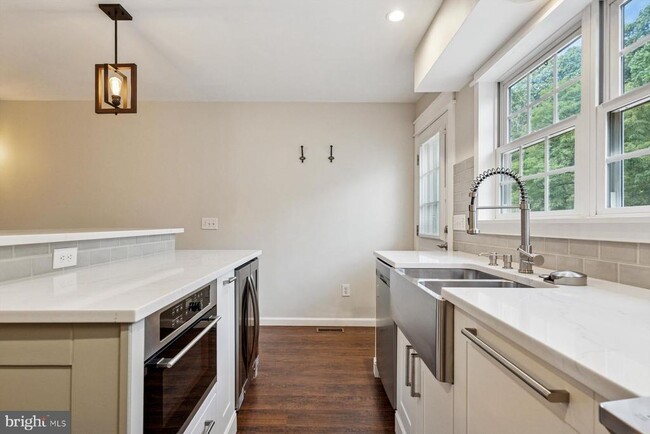 Building Photo - 284 Parker Ave