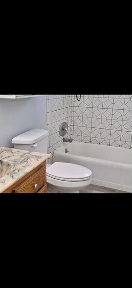 Building Photo - 122 W Cliffwood Ave