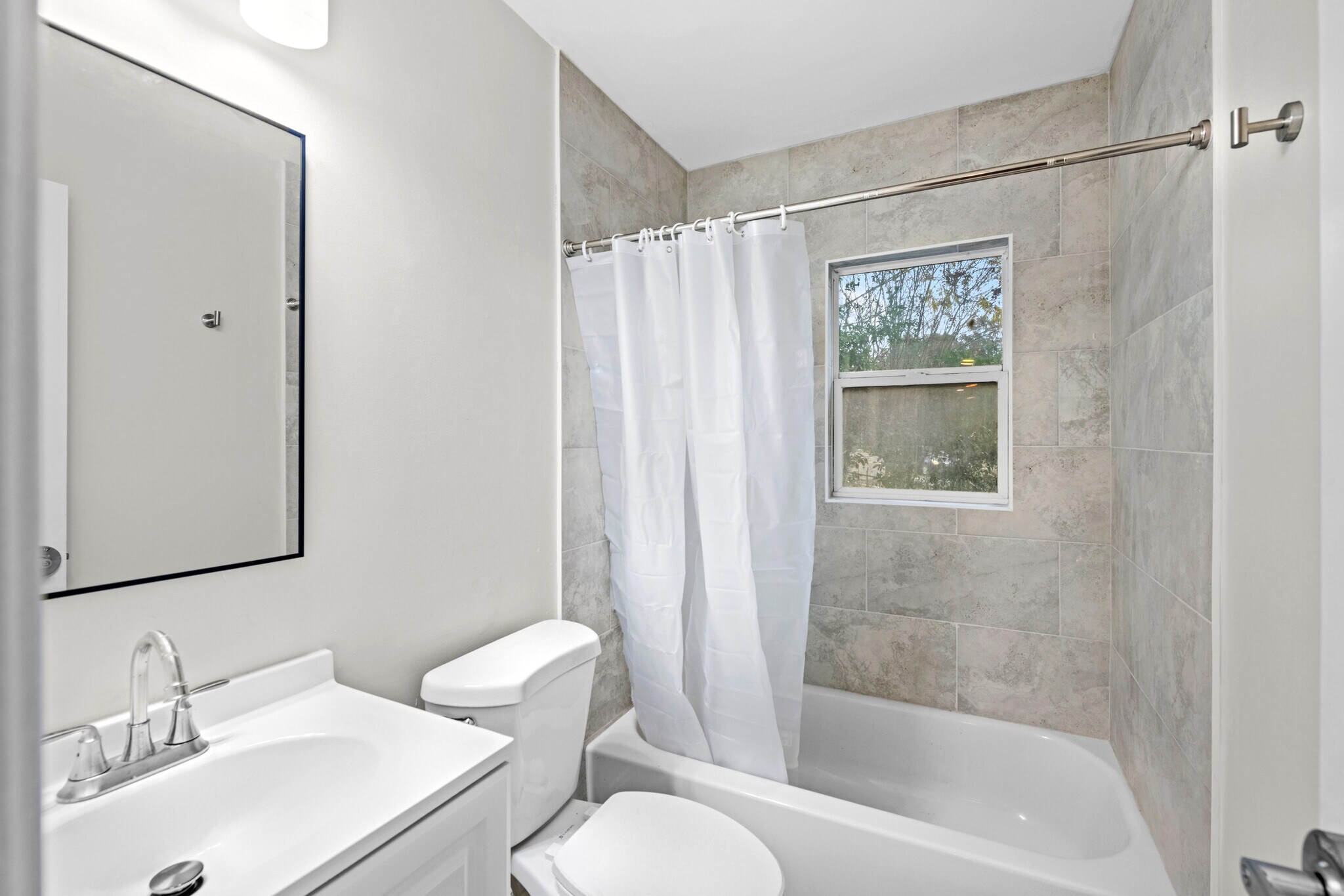 SHARED BATH 2 - 431 Arlington Rd N