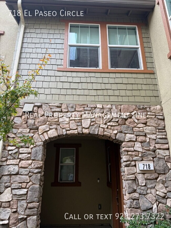 Building Photo - 718 El Paseo Cir