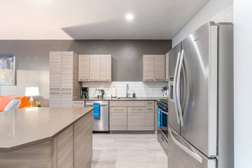 Building Photo - 380 S 400 E