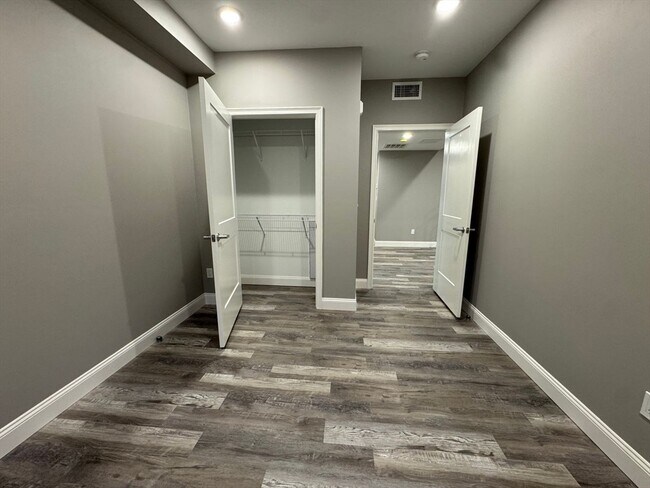 Building Photo - 8 Avon St