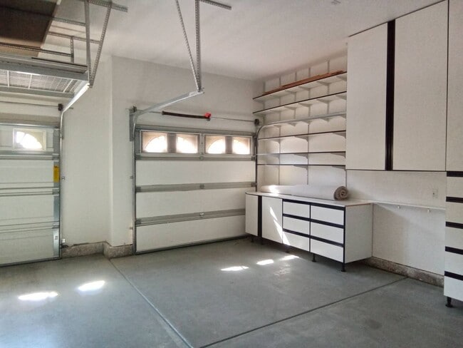 Building Photo - Gated: Single Story Heritage Oaks 3 Bedroom Plus Office/Den 3 Car Garage with lots of built in fo...