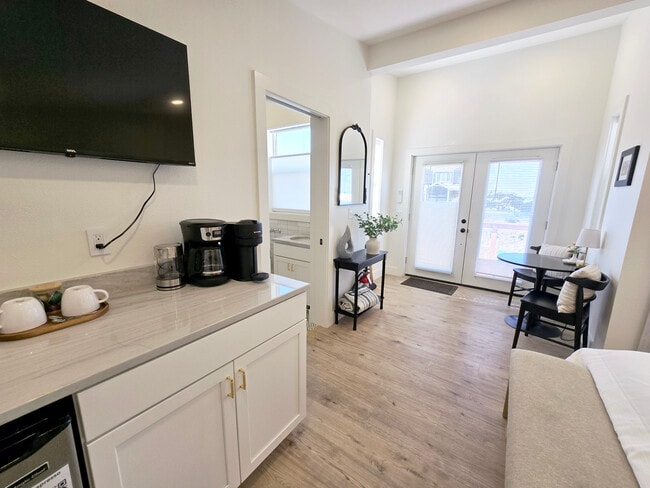 Building Photo - 118 S Pacific St