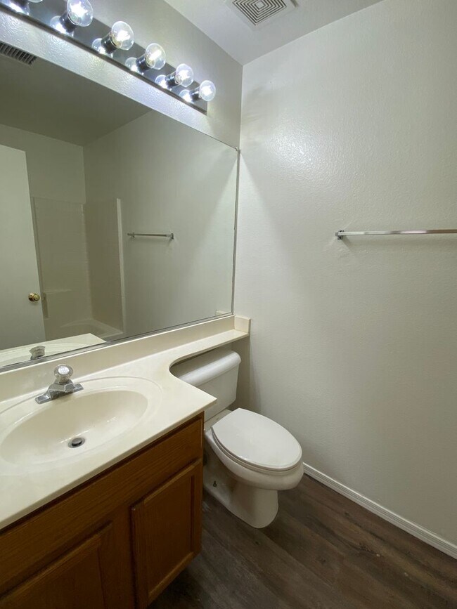 Building Photo - 3 Bed 2 Bath Corner Lot