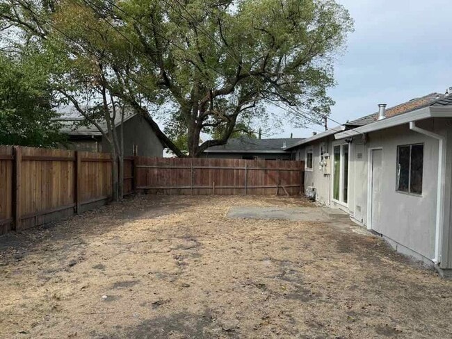 Building Photo - Updated 2 Bed/1 Bath 900 Sq.ft Duplex with...