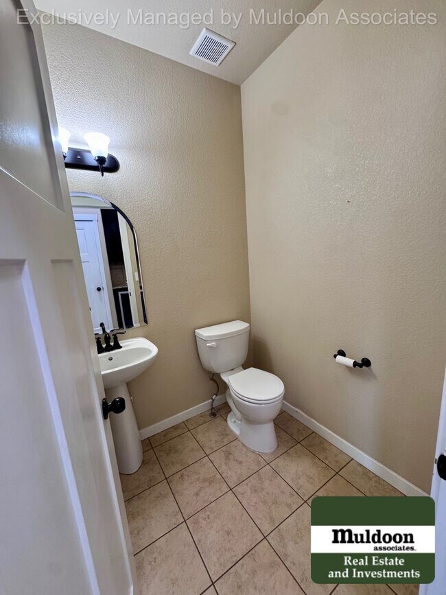 Building Photo - Spacious 5 Bedroom, 3.5 Bath Home with 3-Car Garage, and Pet-Friendly Living in 80925!