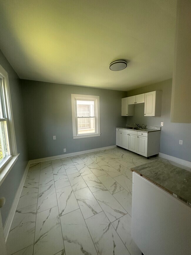 Building Photo - 529 Beecher St