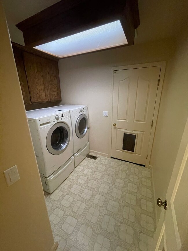 Building Photo - Magalia 3 bedroom 2 bath home, attached garage, low maintenance yard, california room