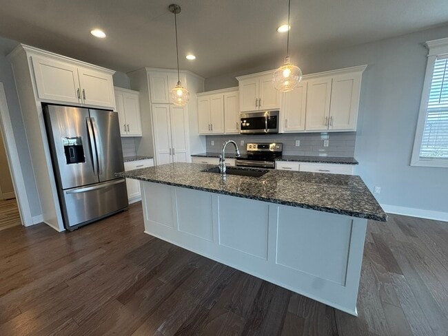 Building Photo - Luxury 5BR 4 BA Home w/ Pool and Clubhouse Access in GREAT location!