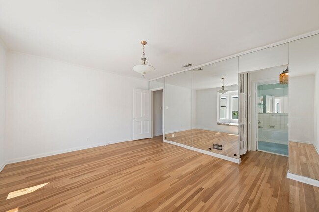 Building Photo - 1685 Sunset Plaza Dr